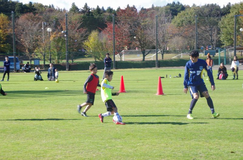 尾本選手に挑戦！ドリブルで突破できるかな。