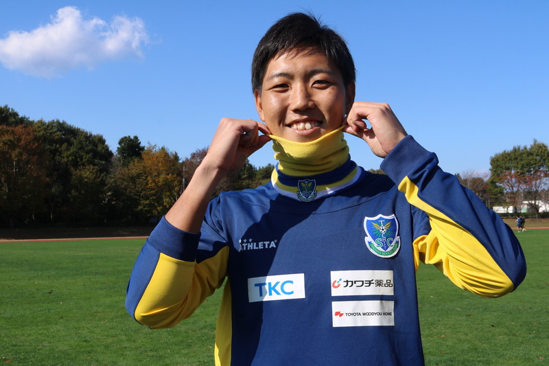 川田修平選手もこの笑顔！
肌触りもふわふわで、皆さんの首を寒さから守ってくれるネックウォーマーです！
