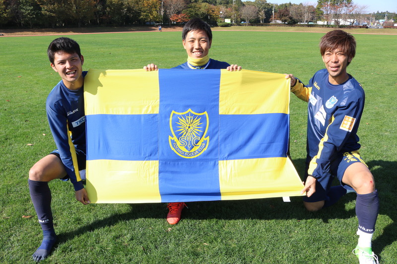 続いて、【フリースブランケット(3,240円)】
こちらの選手達が持ってこの大きさ！ビッグサイズです！
