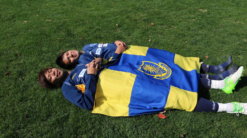 あれ？と思ったら、この仲良しコンビがブランケットであったまっていました。試合以外にも寒い冬には様々な場所で使えます☆