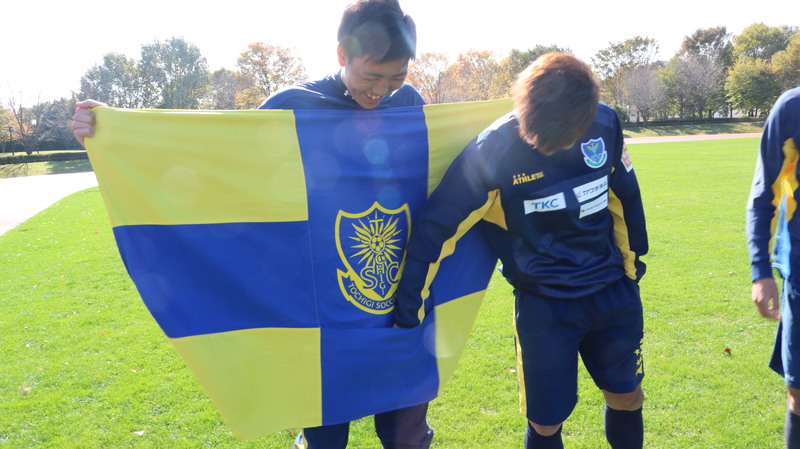 グッズ紹介レポートの撮影をしていて、このブランケットのある秘密に気づいた広瀬選手。
「ポケットついてますね！」と、そうなんですポケット付きです！カイロを入れてもいいですね☆
  
&nbsp;
  
&nbsp;
  
&nbsp;
  
そして、今回の最後は、ご家庭で使えるこのアイテム！
