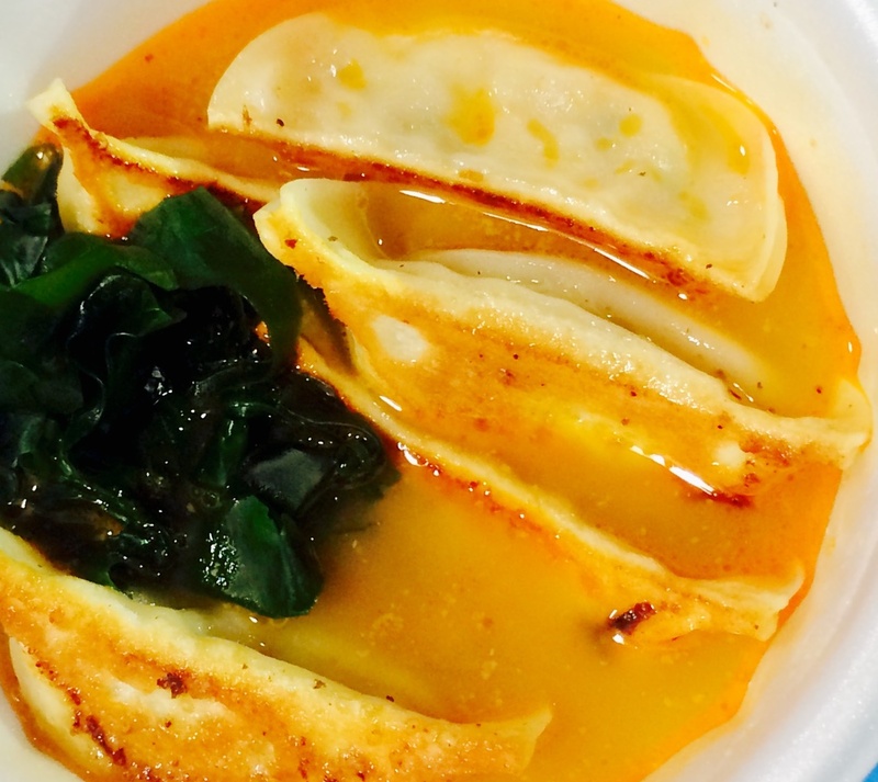 「担々焼スープ餃子」・この時季にピッタリの担々焼スープ餃子。■価格：400円 
■販売店舗：宇都宮餃子会(フードコート)