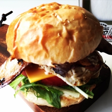 「BLTEバーガー」・この日のスタメンは、自家製スモークベーコン、レタス、トマト、パワードエッグ。最終戦に今年１年感謝を込めて、ワンコインにて販売致します。■価格：500円 ■販売店舗：18diners(フードコート)