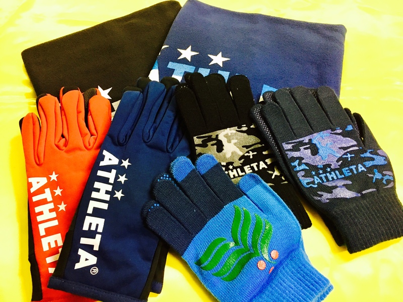 アスレタ冬物アイテム半額セール‼
これからの季節で大活躍する手袋、ネックウォーマーなどの冬物アイテムが半額！
数量限定ですのでお早目にどうぞ★
■価格一例：ニットグローブ648円、ネックウォーマー1,188円
■販売場所：フードコートグッズ売店