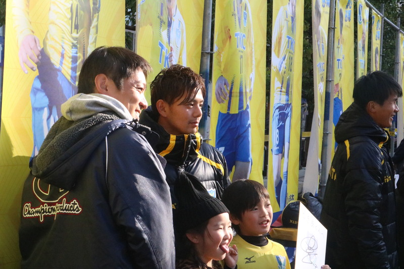 選手、スタッフとサポーターの皆さんの笑顔がたくさんあふれる交流タイムとなりました!!!