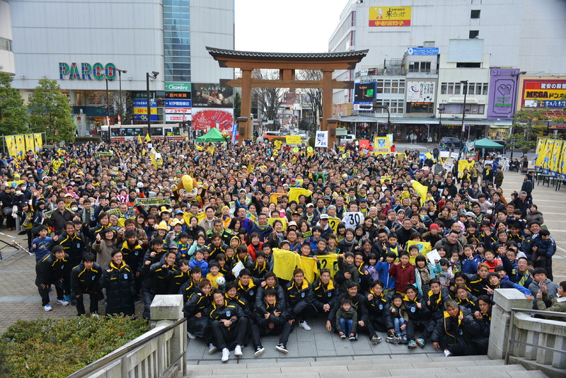 今シーズン共にに戦った選手・スタッフ・サポーターみんなで記念撮影！今年も多くの県民の皆様に栃木ＳＣは支えて頂き、J2昇格をつかみ取ることができました！皆様、１年間熱い応援を本当にありがとうございました！
※本日の集合写真などは栃木サッカークラブ公式Facebookにもアップ予定です。そちらからダウンロードをお願い致します。
▼栃木サッカークラブ公式Facebookはこちら
https://www.facebook.com/tochigisc.official