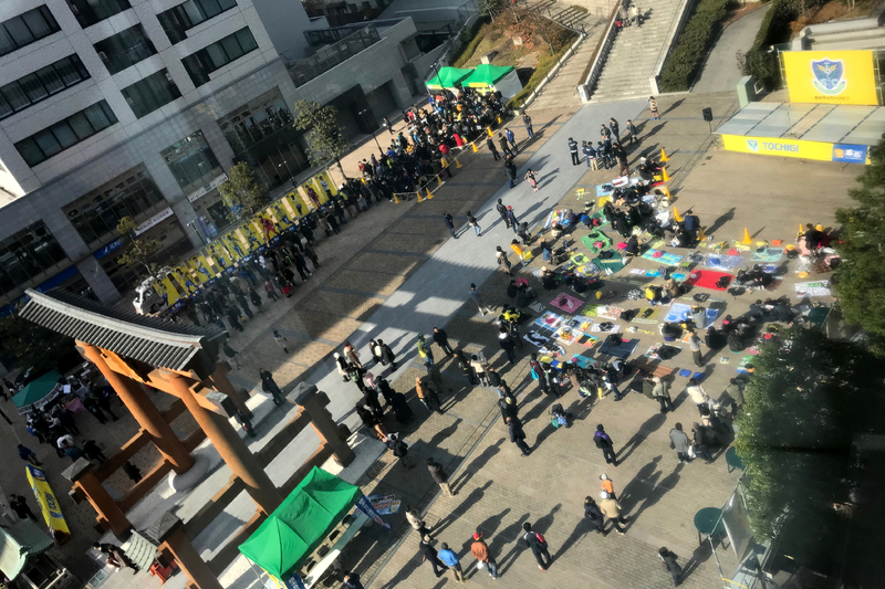 イベント開始前から、昇格記念グッズを買い求める皆さんの長蛇の列でした!昇格記念グッズをまだ手に入れていない方はぜひお早めにチェックしてください!
▼J2昇格決定記念グッズ販売中https://www.tochigisc.jp/info/9062▼J2昇格記念グッズ<第2弾>販売!https://www.tochigisc.jp/info/9081