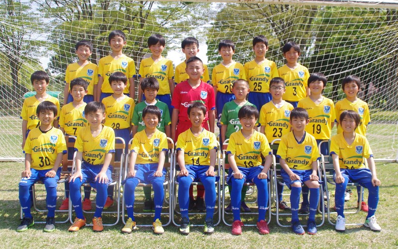 「第41回全日本少年サッカー大会 決勝大会」について
■主催
公益財団法人日本サッカー協会公益財団法人日本体育協会 日本スポーツ少年団読売新聞社
■主管一般社団法人鹿児島県サッカー協会
■特別協賛YKK / 花王
■協賛日本マクドナルド / 日清製粉グループ / 日清オイリオグループ / ゼビオ / サントリー食品インターナショナル
■協力モルテン
【日程・会場】■開催日2017年12月26日(火)~12月29日(金)
■会場1次ラウンド・ラウンド16:鹿児島ふれあいスポーツランド(鹿児島県鹿児島市)準々決勝:鹿児島県立鴨池補助競技場(鹿児島県鹿児島市)準決勝・決勝:鹿児島県立鴨池陸上競技場(鹿児島県鹿児島市)
■参加チームとその数参加チームは、以下により選出された48チームにて行う。(1) 都道府県代表として各1チーム 計47チーム(2) 前年度優勝チーム枠として1チーム(第40回大会優勝チーム都道府県:兵庫県)※単一「加盟チーム」から2チームが出場しても構わない。
■大会形式(1) 1次ラウンド:出場48チームを4チームごとの12グループに分けリーグ戦を行う。なお、前年度優勝チーム枠による同都道府県出場チーム同士は、同グループでは対戦しない。(2) 1次ラウンドにおける順位の決定方法は、勝利3点、引分1点、敗戦0点の勝点により、勝点の多い順に決定する。なお、勝点の合計が同一の場合は、以下の項目に従い順位を決定する。 ① 全試合の得失点差(総得点-総失点)② 全試合の総得点③ 当該チーム同士の対戦成績(勝敗)④ ①~③の全項目において同一の場合は、抽選により決定する。
(3) また、1次ラウンドの各グループ2位チームのうち、決勝ラウンドに進出する4チームは、以下の順序により決定する。 ① グループ内での勝点合計② グループ内での得失点差③ グループ内での総得点数④ ①~③の全項目において同一の場合は、抽選により決定する。
(4) 決勝ラウンド:1次ラウンド各グループ1位チーム及び各グループ2位チームの上位4チーム計16チームによるノックアウト方式にて優勝以下第3位までを決定する。(第3位決定戦は行わない)なお、1次ラウンド同組同士はラウンド16、準々決勝では対戦しない。
【グループJ】の試合日程
■第1節2017年12月26日11:30キックオフVS アルビレックス新潟(新潟県)@ふれあいスポーツランド ピッチ(4)
■第2節2017年12月26日15:15キックオフVS FCゼブラ(愛媛県)@ふれあいスポーツランド ピッチ(2)
■第3節2017年12月27日11:30キックオフVS FCアヴェニーダソル(三重県)@ふれあいスポーツランド ピッチ(7)
【会場のアクセスについて】鹿児島ふれあいスポーツランド 住所:〒891-0105 鹿児島県鹿児島市中山町591-1TEL:099-275-7107URL: https://www.seika-spc.co.jp/fu...
▼試合詳細はこちらhttp://www.jfa.jp/match/japan_...