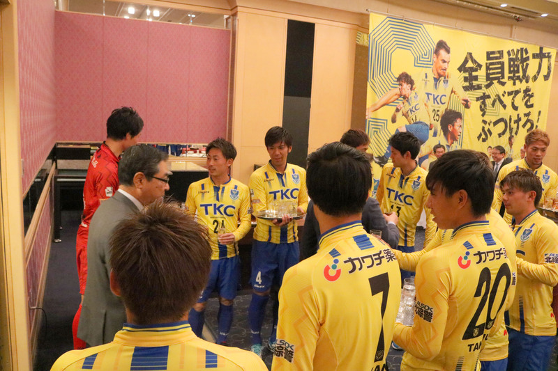 選手からのウェルカムドリンクサービスによるお出迎えを行いました。