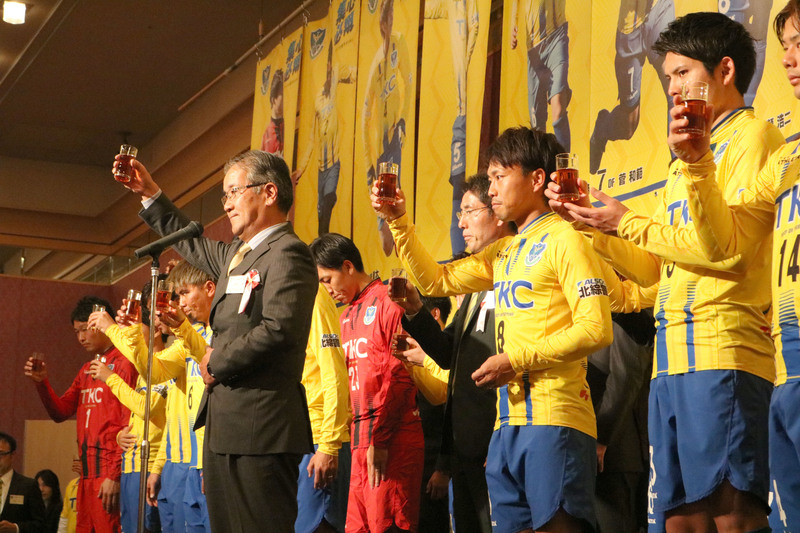 栃木県サッカー協会会長 星野 務 様に乾杯の音頭をとっていただき歓談タイムへ
