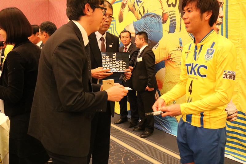 選手たちは名刺を持って、パートナーの皆様との交流を喜んでいました
