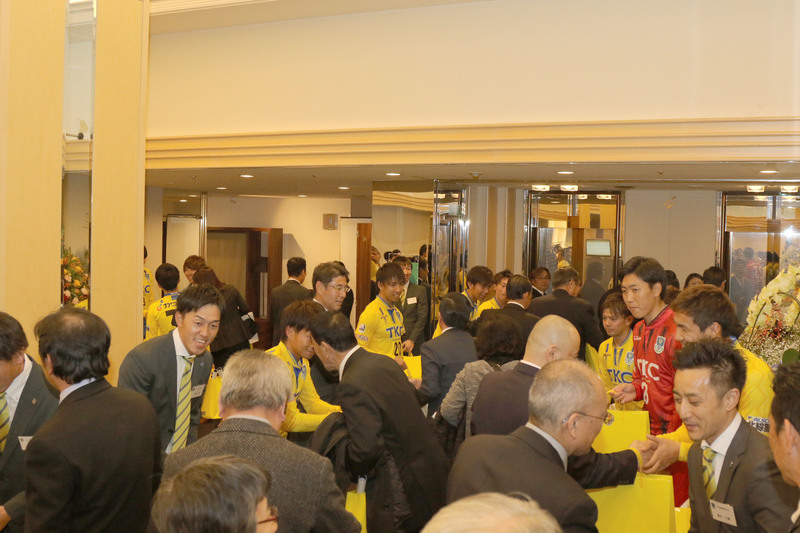 最後は選手から記念品をお渡ししお見送りをしました。

２０１７シーズンのご支援・ご協力誠にありがとうございました。
２０１８シーズンも引き続きよろしくお願いいたします。


