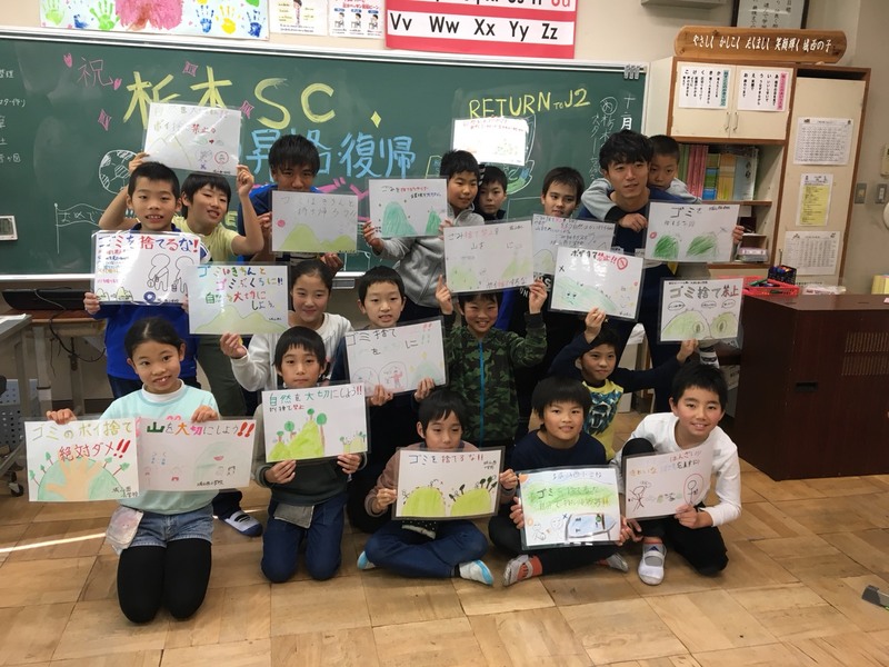 みんな完成したポスターを持って記念撮影!地元の大切な自然を地元のみんなで守っていく素晴らしい活動です!古賀志山にハイキングに行った時はぜひポスターをチェックしてみてください。