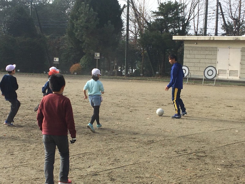授業の間の休み時間には、校庭でサッカーを楽しみました。