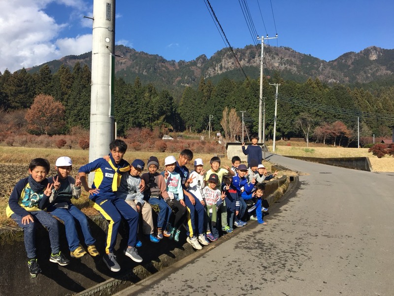 選手たちは帰る前に古賀志山の全貌が見えるところまで児童のみんなと歩いていきました。目の前にそびえる古賀志山に感動していました。古賀志山をバックに記念撮影!今回、この素敵な活動に栃木SCも関われたことを嬉しく思います!城山西小学校の皆さんありがとうございました!