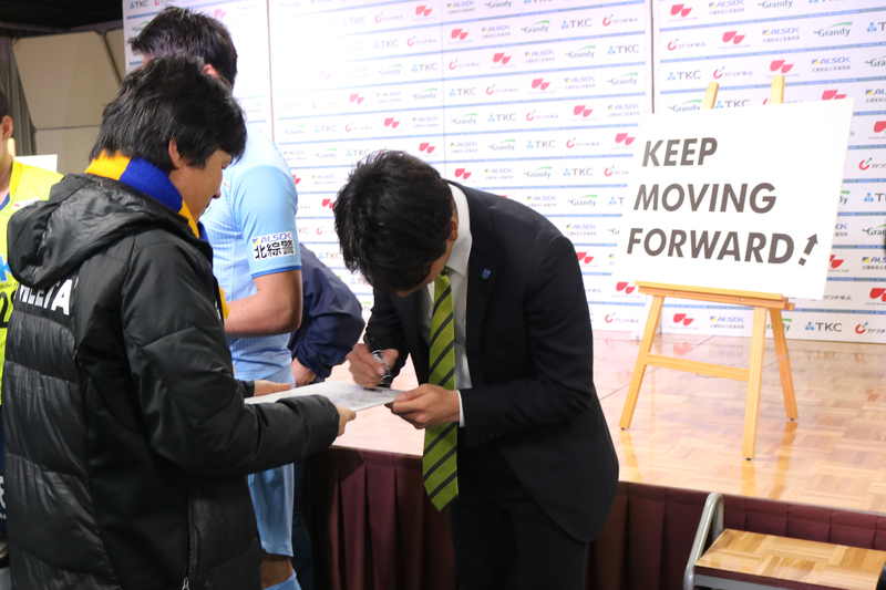 一つひとつ丁寧にサインを書いていた久富選手。