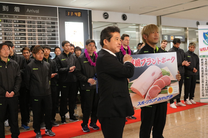 宮崎ブランドポークをチームを代表して大黒将志選手が受け取りました。