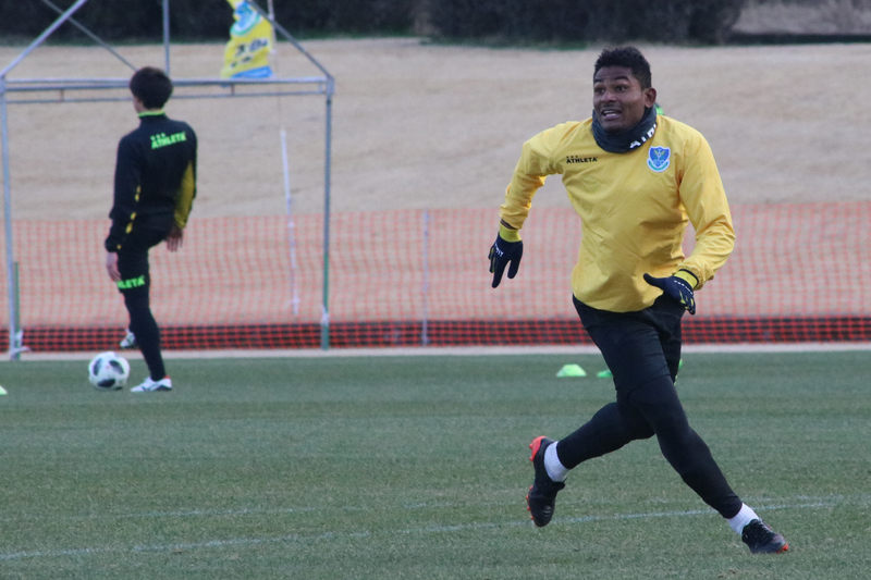 ヘニキ選手本日のトレーニングでは、明日のトレーニングマッチに向けた戦術の確認などを行いました。