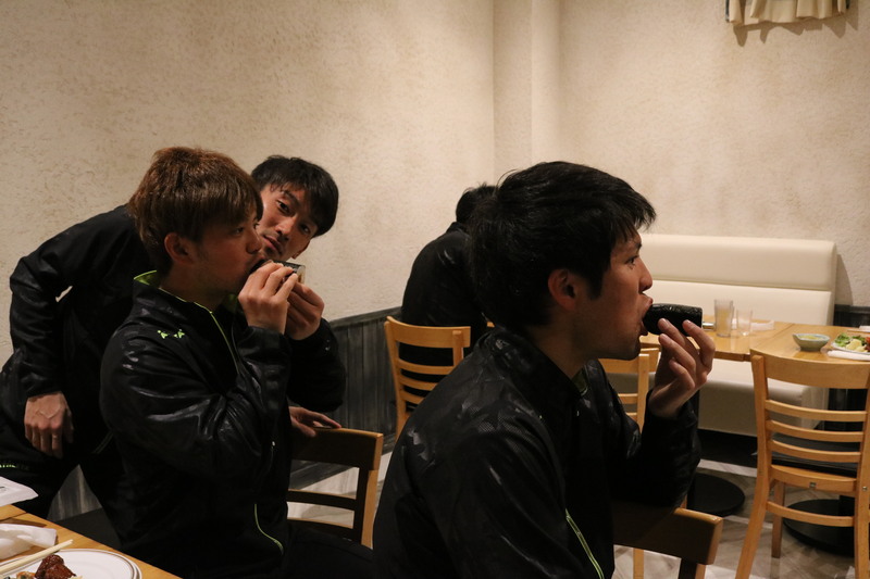黙々と食べる、西谷和希選手と上形洋介選手。
