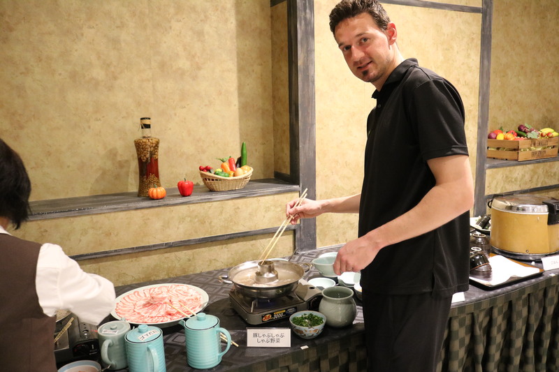 豚のしゃぶしゃぶ！
ジョニー レオーニ選手もたくさん食べて明日のトレーニングに向けて力をつけていました！