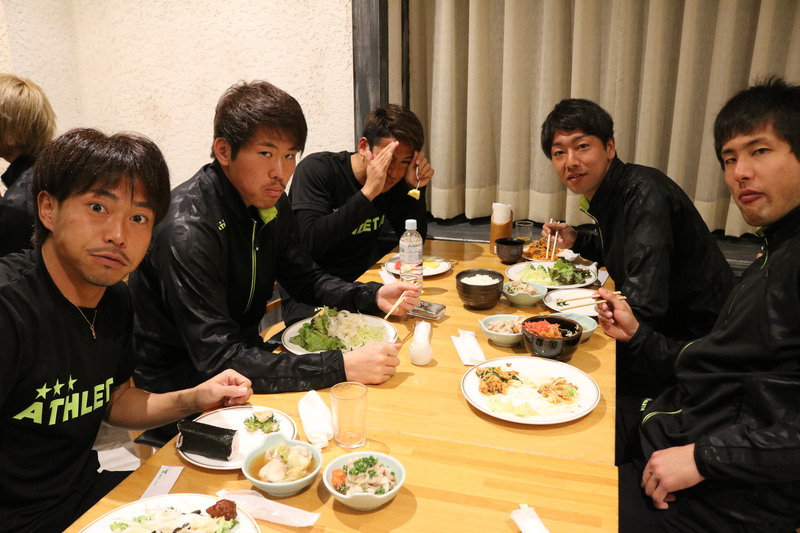 廣瀬テーブル（左から：廣瀬浩二選手・温井駿斗選手・夛田凌輔選手・久富良輔選手・石川慧選手）