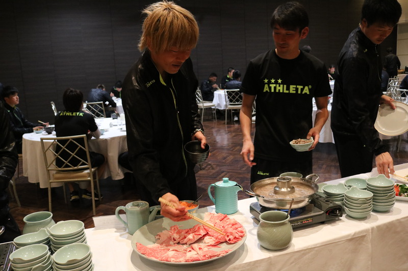 大黒将志選手もがっつりお肉を食べていました！隣の牛之濵選手も少し驚いた表情でした！！