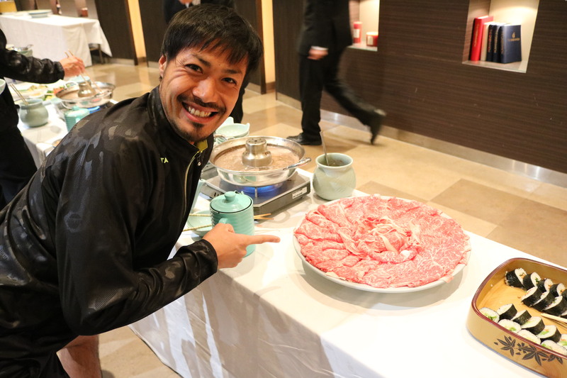 菅和範選手と宮崎産のしゃぶしゃぶ用のお肉！（撮影：西澤代志也選手）