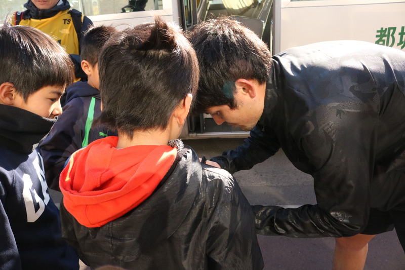 練習会場の近くの小中学生の子どもたちも見に来てくれました！