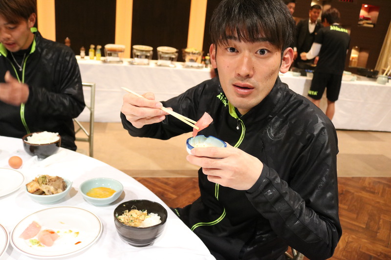 牛之濵拓選手もしっかり食べていました！