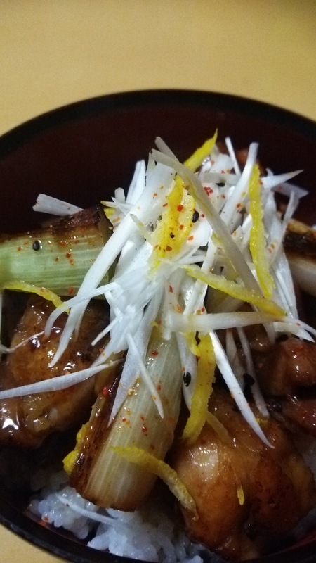 【焼き鳥丼】

その時期時期に応じて薬味やトッピング野菜をのせていただく焼き鳥丼！
■価格：600円

■店舗：ミスターチキン