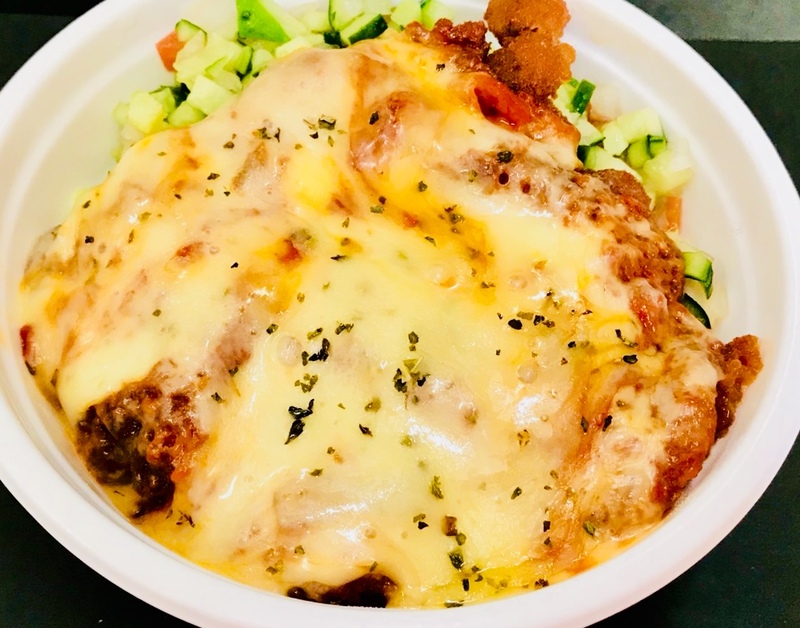 【パルメジャーナ丼】

牛カツにトマトソース、とろーりチーズ、オレガノが乗っています。一度食べたらやみつきに！
■価格：800円

■店舗：ダ・ネイデ