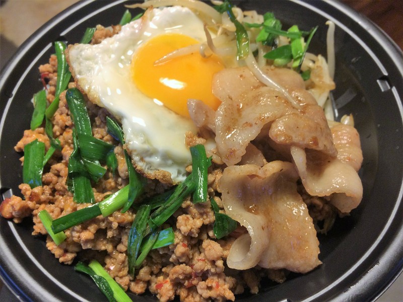 【アジアン丼】
特製挽き肉炒めの、混ぜて食べるうま辛アジアン丼!栃木県産ニラ・コシヒカリ使用!
■価格:700円
■店舗:アジアン屋台