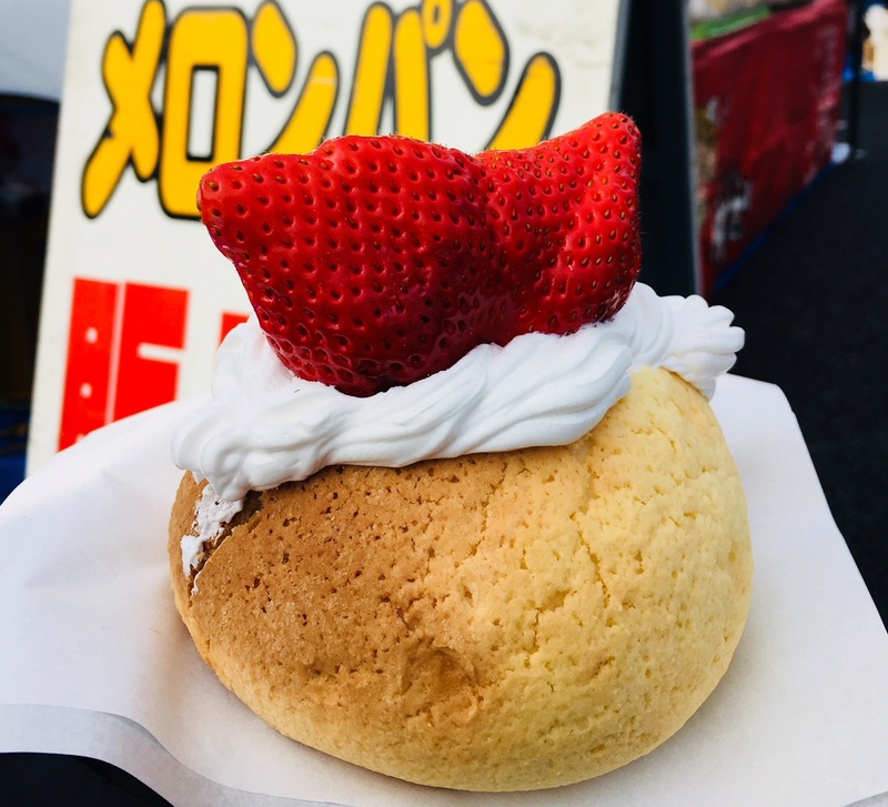 【とちおとめメロンパン】
日本一のもぎりたてとちおとめを焼きたてのメロンパンにトッピング!
みずみずしい果汁とクリームとメロンパンのハーモニーをご堪能下さい!
■価格:400円
■店舗:メロンちゃん