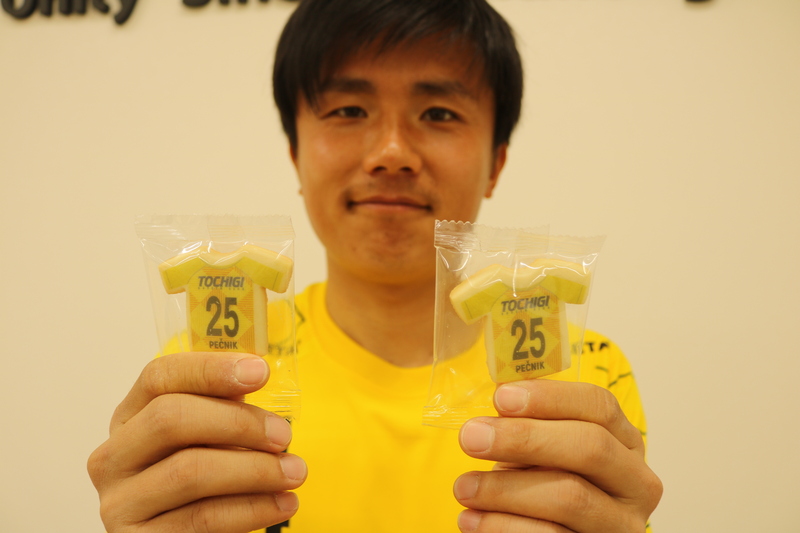 【ユニフォーム型クッキー】
・選手のユニフォーム型クッキーが新発売!
背番号、ネーム入りのクッキー4枚に加えて、もれなくスペシャルステッカー付☆
誰が入っているかはお楽しみです!
■価格:540円
■販売場所:ファンエリアグッズ売店、ゴール裏グッズ売店