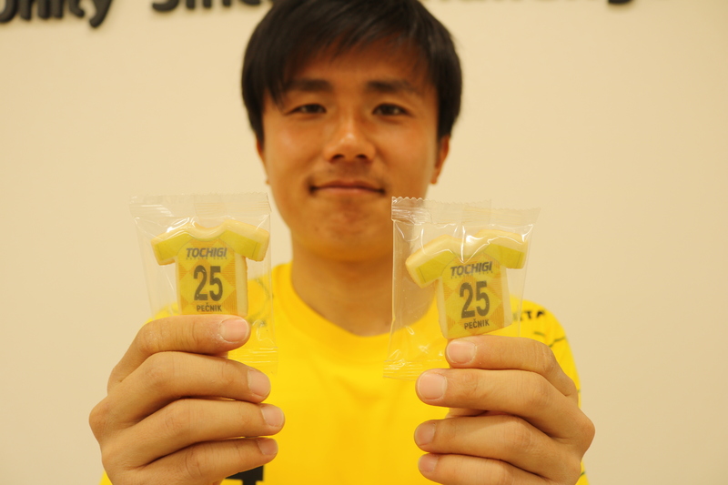 2箱あけて、背番号25ネイツ選手のクッキーを両手に持ってくれました!
そして、なんと!もれなくスペシャルステッカーも入っていますよ♪誰が入っているかは開けてみてからのお楽しみです!