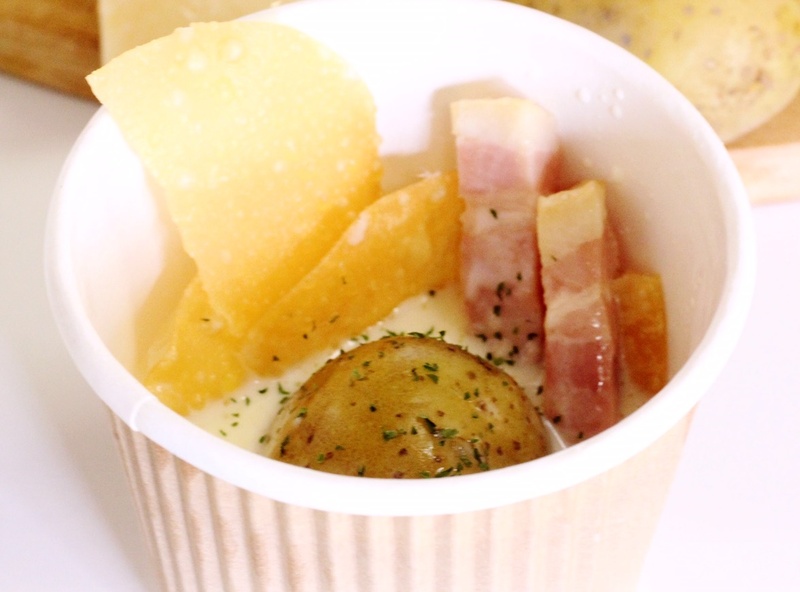 「チーズフォンデュスープ」・蒸したジャガイモにチーズスープをかけたあったかスープ!■価格:400円 ■販売店舗:日光乙女チーズ(イベントエリア)