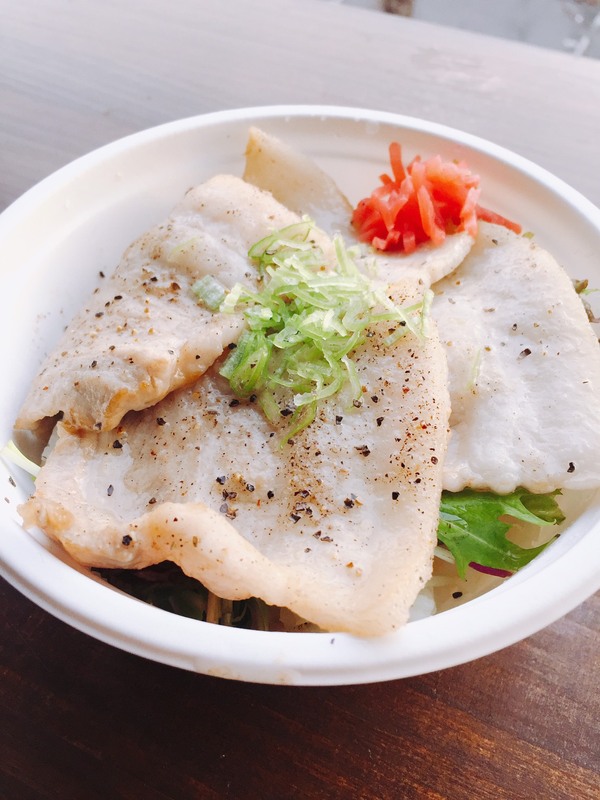 【豚丼】・ジューシーな豚丼を是非ご賞味あれ!■価格:800円■販売場所:WALK EATER(バックスタンド)