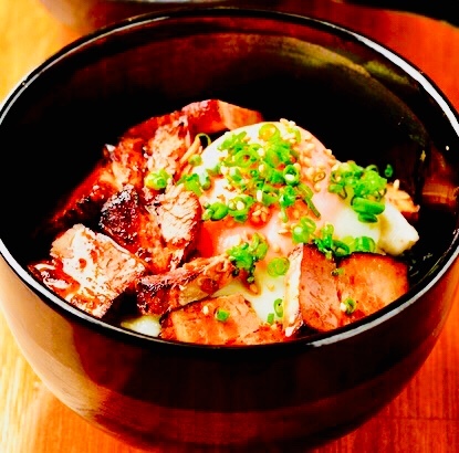 【焼豚玉子飯】
・注目度上昇中! 菅選手イチオシ!!
菅選手がラジカンでもおススメしていた、ふるさと愛媛県今治市のご当地グルメ「焼豚玉子飯」をグリーンスタジアムで再現!
ぜひ食べにきてください!
■価格:800円
■販売場所:WALK EATER(バックスタンド)