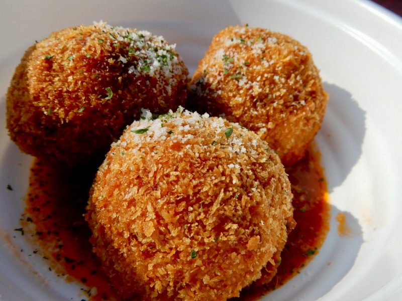 【ライスコロッケ】・見た目も可愛らしく手軽に食べられるイタリアンです!■価格:500円■店舗:スポーツカフェ92(ファンエリア)