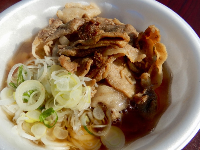 【肉うどん】・豚肉がたっぷり入ってボリューム満点の絶品うどんです！■価格：600円■店舗：なすのまきうどん(ファンエリア)