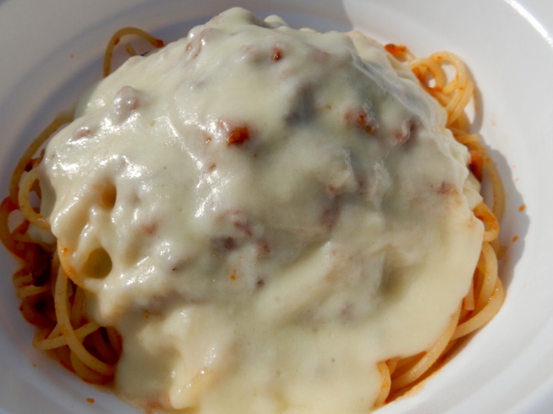 【白星ミートソースパスタ】
人気のミートソースパスタにチーズフォンデュのチーズをかけて真っ白に仕上げました。
■価格:700円
■店舗:スポーツカフェ92(ファンエリア)
