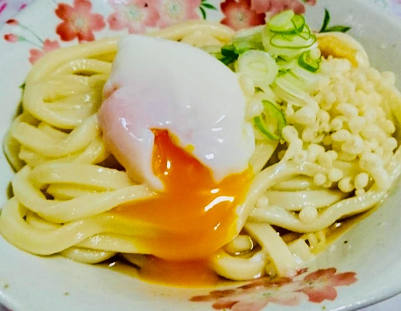 【讃岐うどん 釜玉うどん】
釜上げしたうどんに、温玉を乗せました。うどんとだし醤油、玉子をよく混ぜてお召し上がりください！
※玉子は温玉です。
■価格：600円
■店舗：なすのまきうどん(ファンエリア)