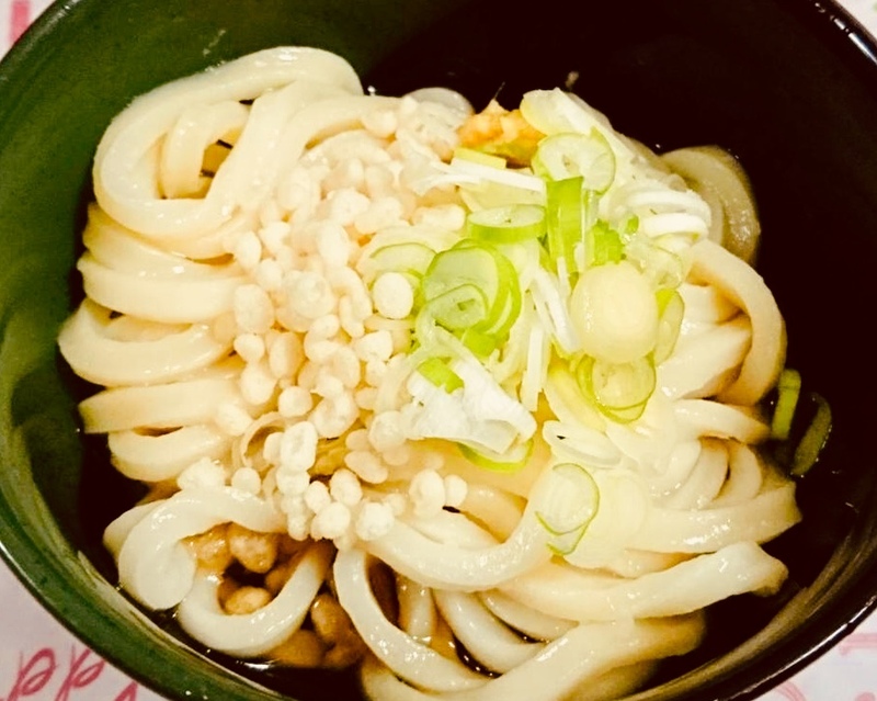 【讃岐うどん ぶっかけうどん】・釜揚げしたうどんに、ネギと天かすを乗せ、だし醤油をかけたシンプルな讃岐うどんです。うどんと汁は、本場うどん県の日の出製麺所より取り寄せました。普段の那須の巻うどんの栃木県産うどんとはまた違う、讃岐うどんをどうぞご賞味下さい!■価格:500円■店舗:なすのまきうどん(ファンエリア)