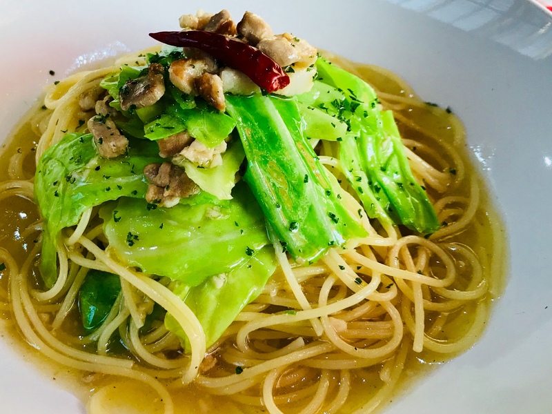 【春キャベツと豚肉のペペロンチーノ】・旬の春キャベツを使った、さっぱりとした塩味のパスタです!■価格:700円■店舗:スポーツカフェ92(ファンエリア)