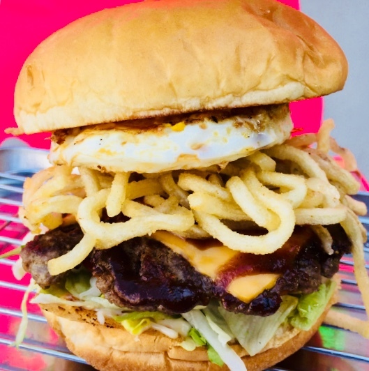 【讃岐UDONアゲアゲバーガー】・讃岐うどんをアゲアゲ(揚げ)し、トッピングしました。摩訶不思議なバーガーです!■価格:700円■店舗:18diners(ファンエリア)