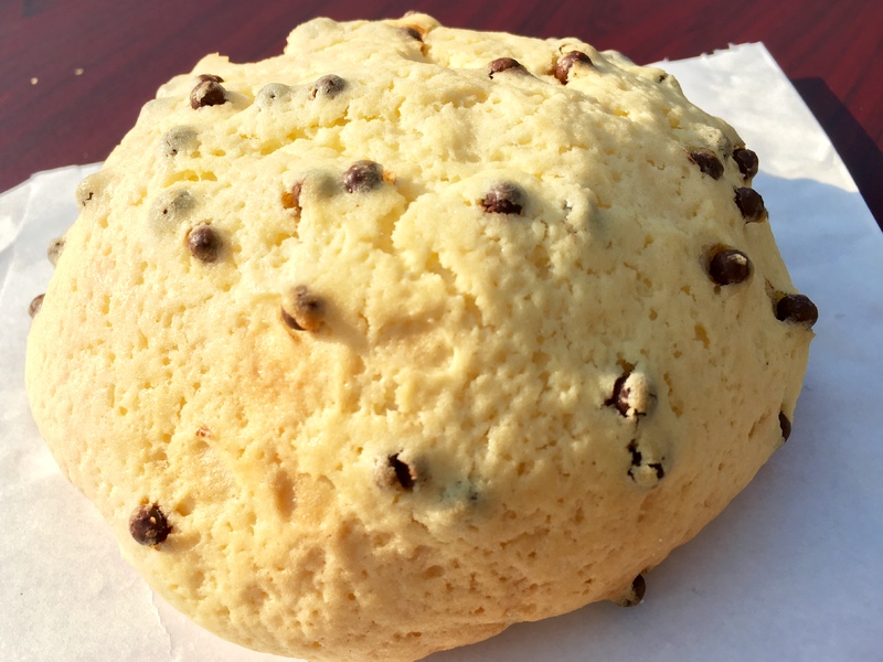 【チョコチップメロンパン】
・表面はサクサク、中はふんわり柔らかいメロンパンは、お子様から大人までおススメです！
■価格：300円
■店舗：メロンちゃん(ファンエリア)