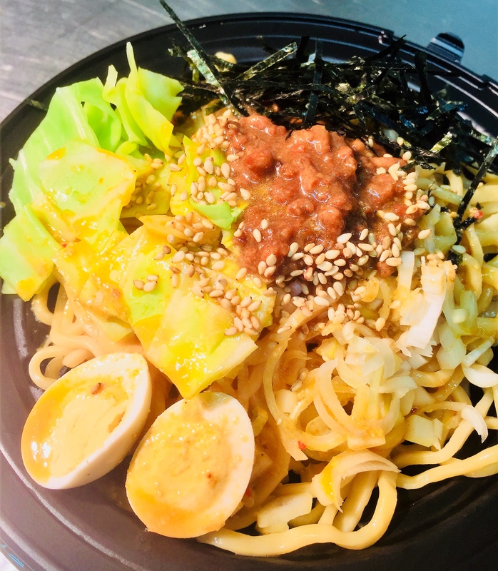 【坦々まぜそば】
・特製肉みそと野菜を絡めて食べる絶品ピリ辛坦々まぜそば！
■価格：500円
■販売場所：アジアン屋台(ファンエリア)