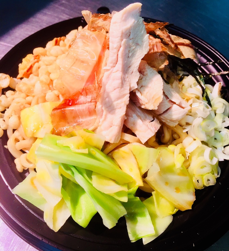 【和風まぜそば】
・鰹節・揚げ玉をのせた、和風だしのサッパリまぜそば！
■価格：500円
■販売場所：アジアン屋台(ファンエリア)