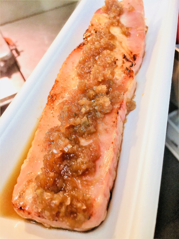 【ベーコンステーキ串】
・特製オニオンガーリックソースで食べる、ボリューム満点ベーコンステーキ串！！
■価格：500円
■販売場所：アジアン屋台(ファンエリア)