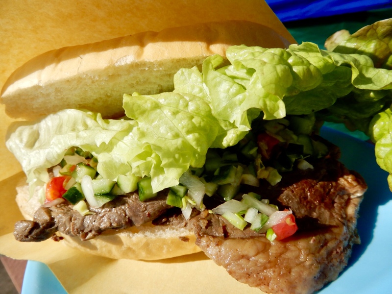 【サンドウィッチ】
・分厚い牛肉を挟んだブラジル流のボリューム満点サンドウィッチ！
■価格：600円
■販売場所：ダ・ネイデ(バックスタンド)